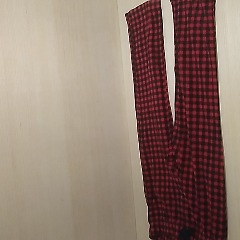 Old Navy pj pants Boys black and red in size 6/7 100% polyester